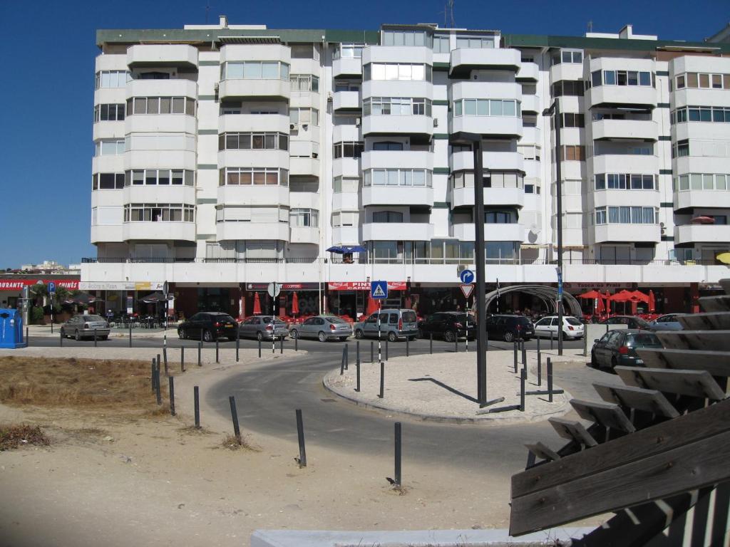 ein Parkplatz vor einem großen Gebäude in der Unterkunft Maresol in Costa da Caparica