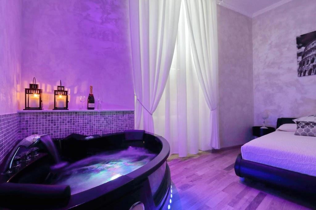ローマにあるJust Chilling Suiteの紫色の客室で、バスタブ、ベッド1台が備わります。