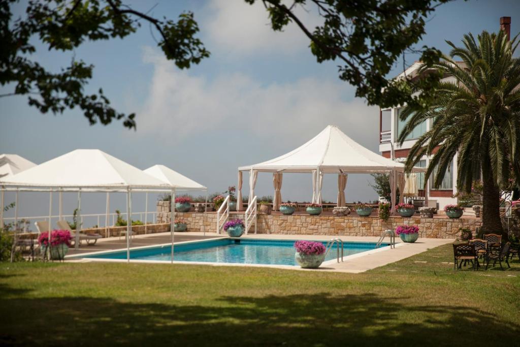 Bazén v ubytování Hotel Al Bustan nebo v jeho okolí