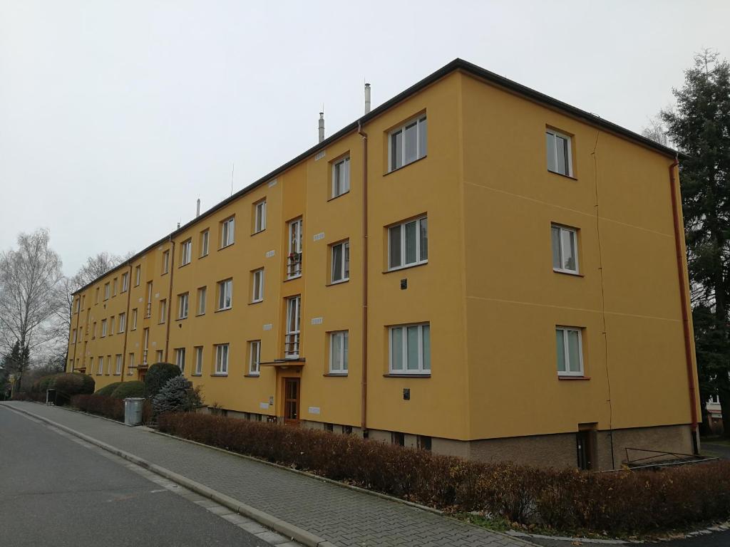 um edifício amarelo no lado de uma rua em Prázdninové ubytování - celý byt jen Váš em Litomysl