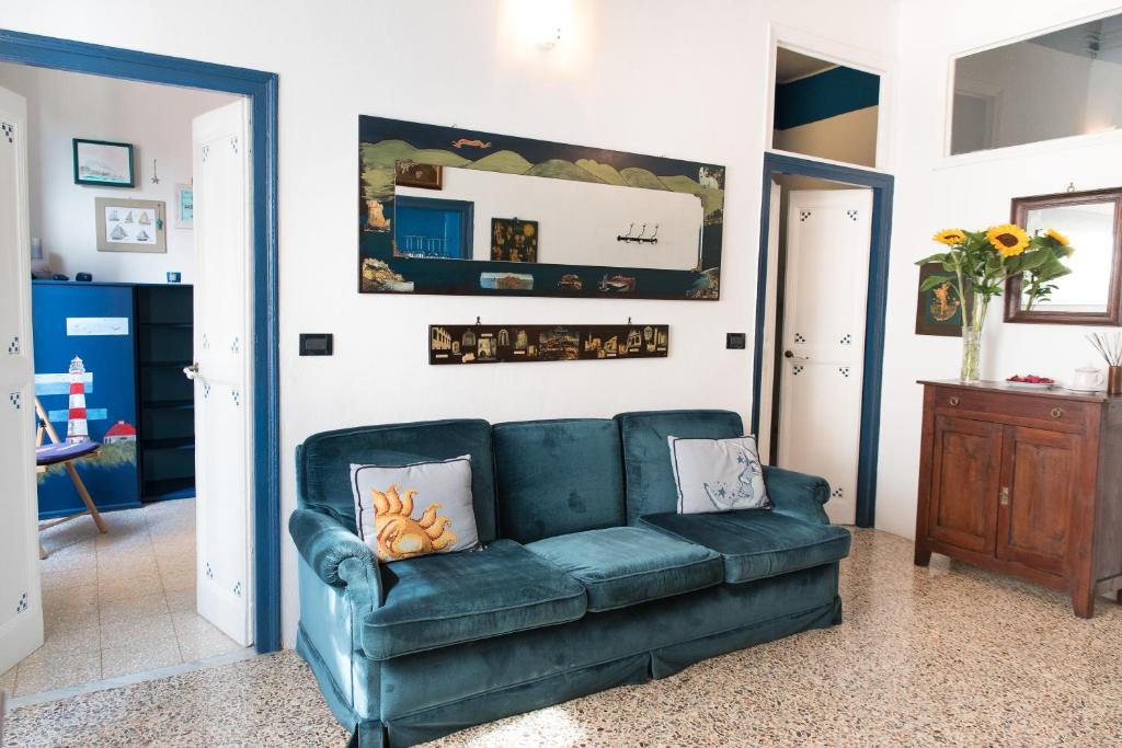 a living room with a green leather couch at Casa Mira Parasio in Imperia