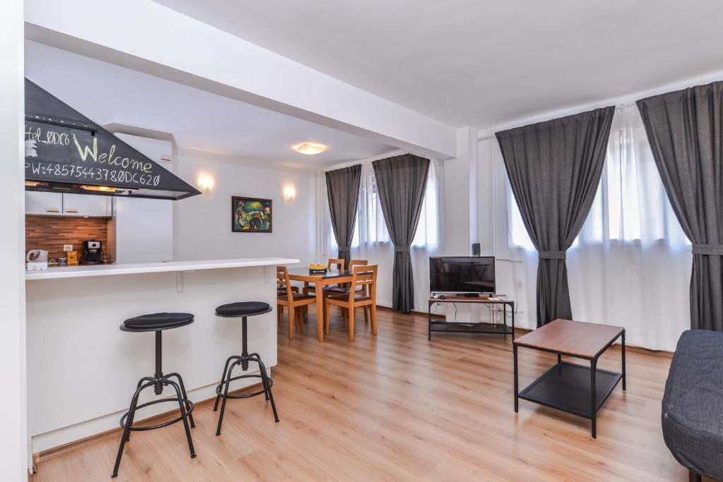Eleganto - Two Bedroom, Top Central, Stylish Apartment - Housity