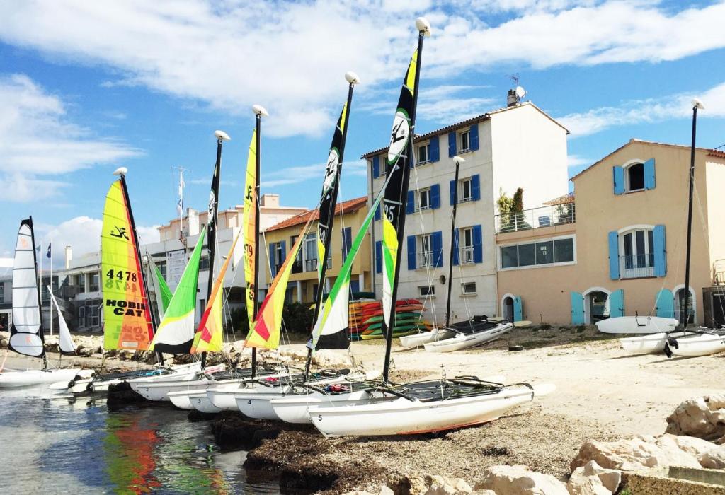 un groupe de voiliers est aligné sur le rivage dans l'établissement Beach Villa Des Sablettes, à La Seyne-sur-Mer