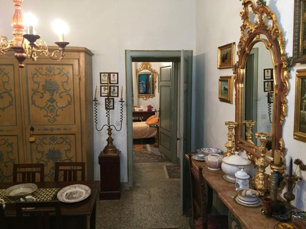 um quarto com um corredor com uma mesa e um espelho em Giuseppe Giovannetti 50 em Lucca