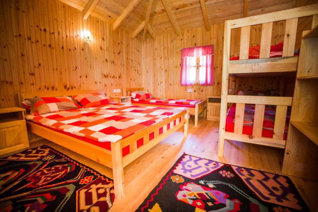 Postel nebo postele na pokoji v ubytování Rafting Camp Tara 87