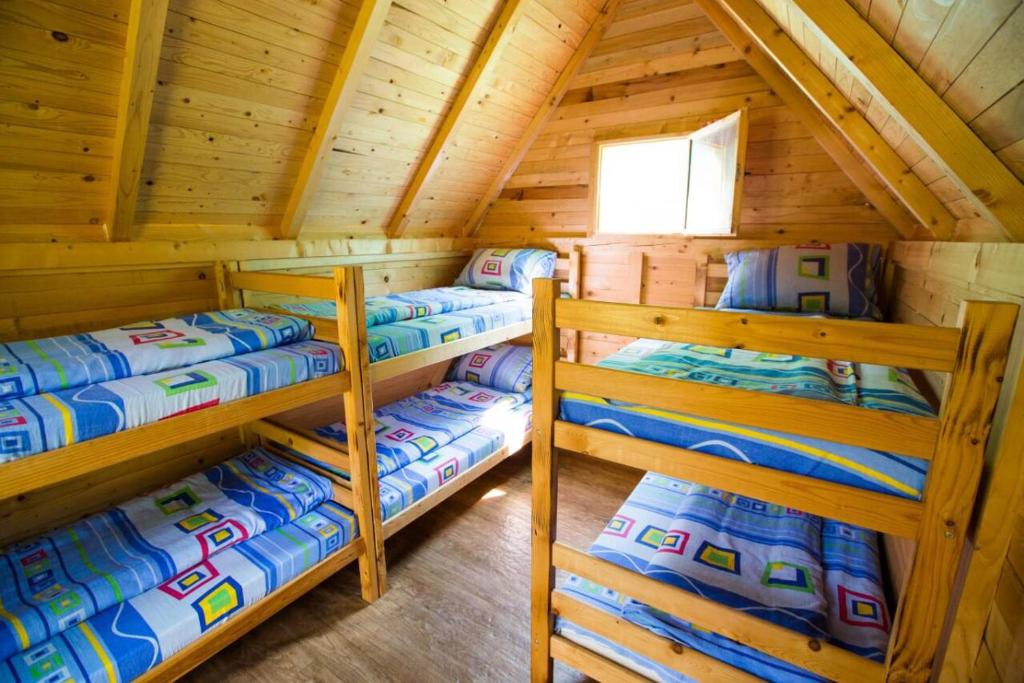 Postel nebo postele na pokoji v ubytování Rafting Camp Tara 87