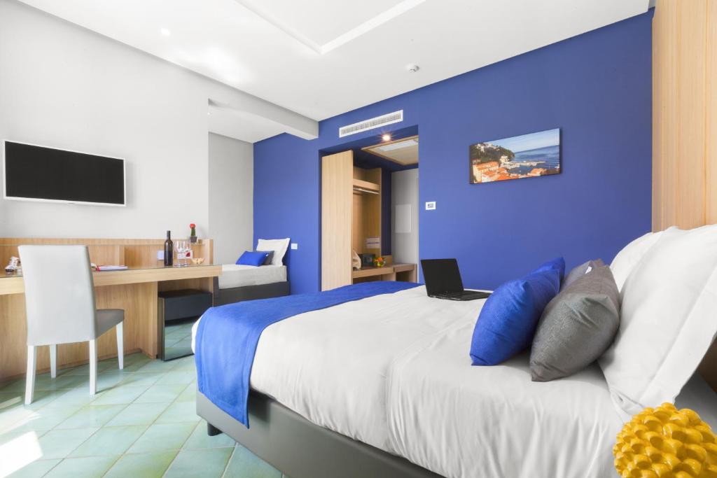 A television and/or entertainment centre at Hotel O Sole Mio