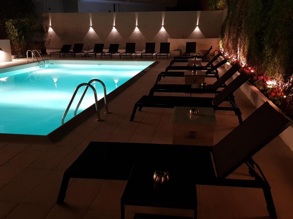 Bazén v ubytování Athens coast hotel nebo v jeho okolí