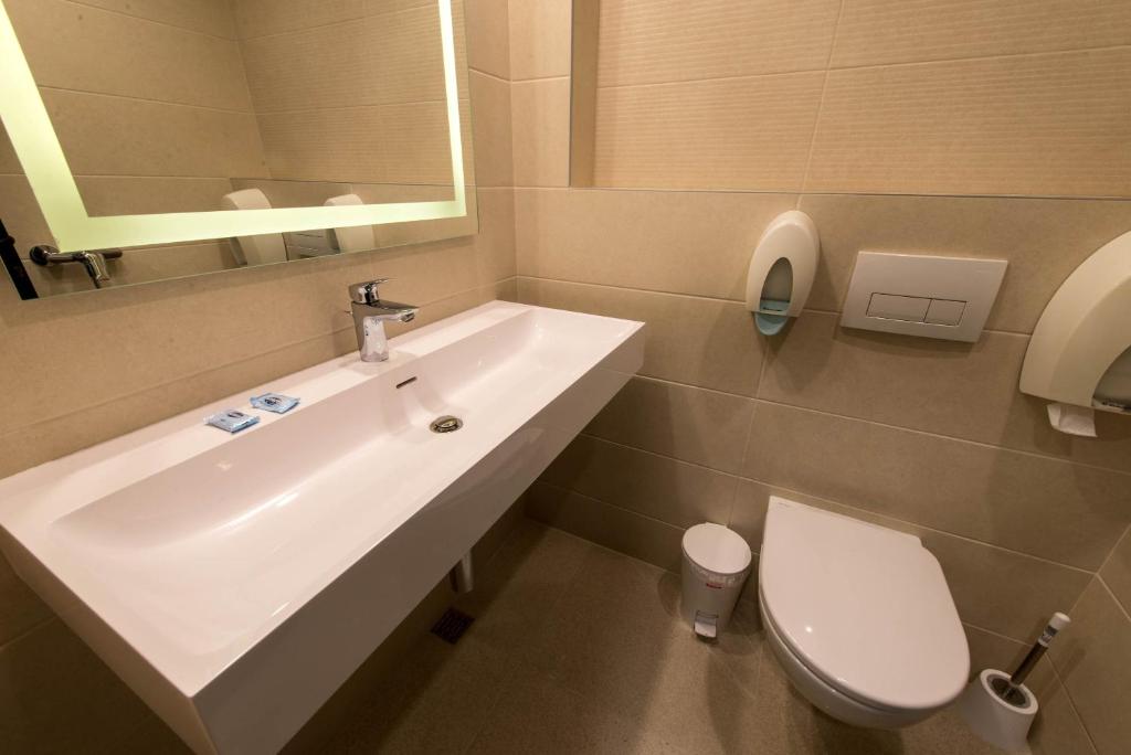 Park Hotel RAYA Garden - Free Parking - 阳台的双人间