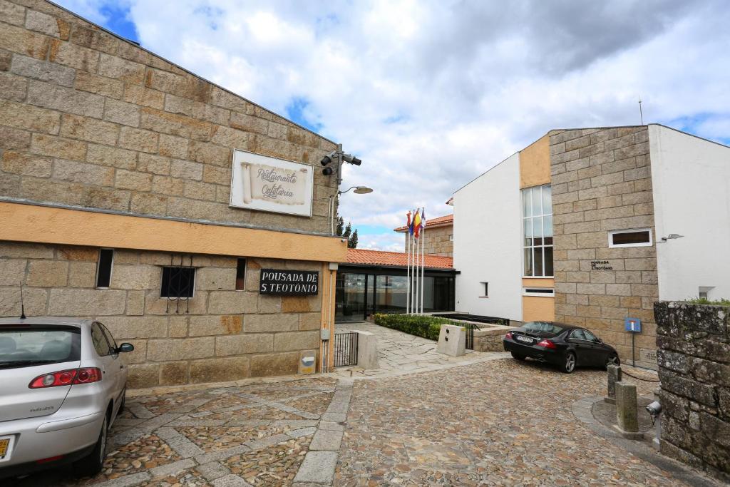 budynek z samochodami zaparkowanymi przed nim w obiekcie Pousada de Valença w mieście Valença