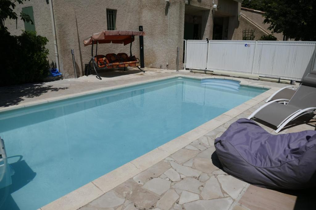 una gran piscina azul con balsa alamesa en Les Hauts De Reillanne en Reillanne