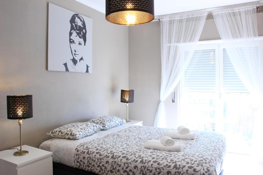 - une chambre avec un lit et 2 serviettes dans l'établissement Casa da Linha, à Cascais
