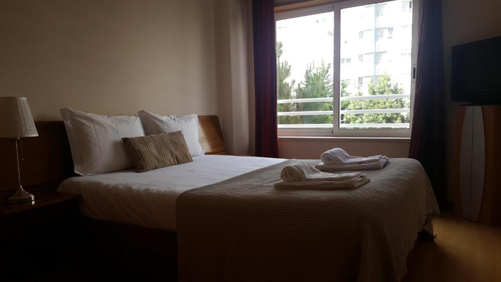 リスボンにあるLisbon Locationのホテルルーム ベッド1台(タオル2枚付)