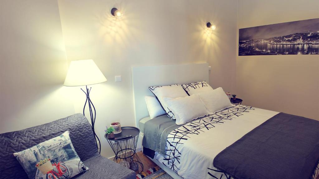 1 dormitorio con cama, lámpara y silla en Alexandre Herculano Oporto Residence I II & III, en Oporto