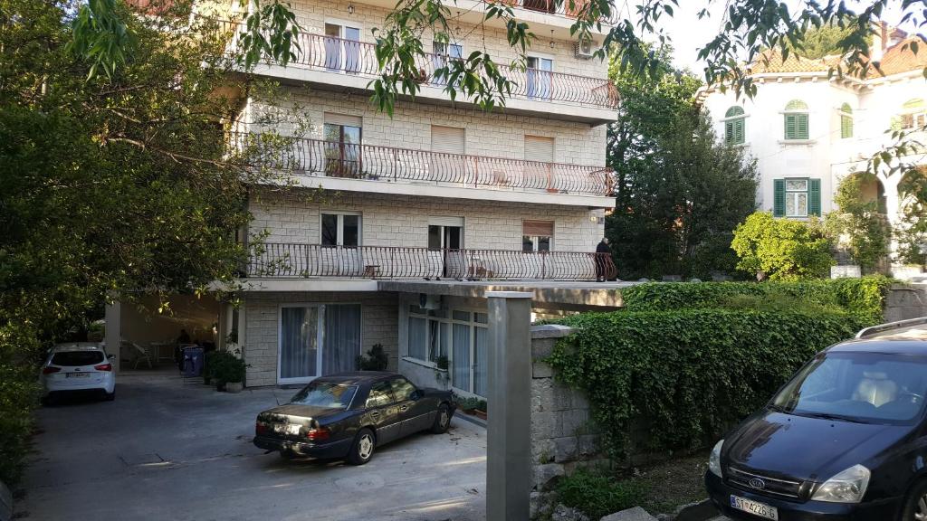 un coche aparcado en un aparcamiento frente a un edificio en Apartment Antonija i Mateo, Apartment in the center of Split rooms, en Split