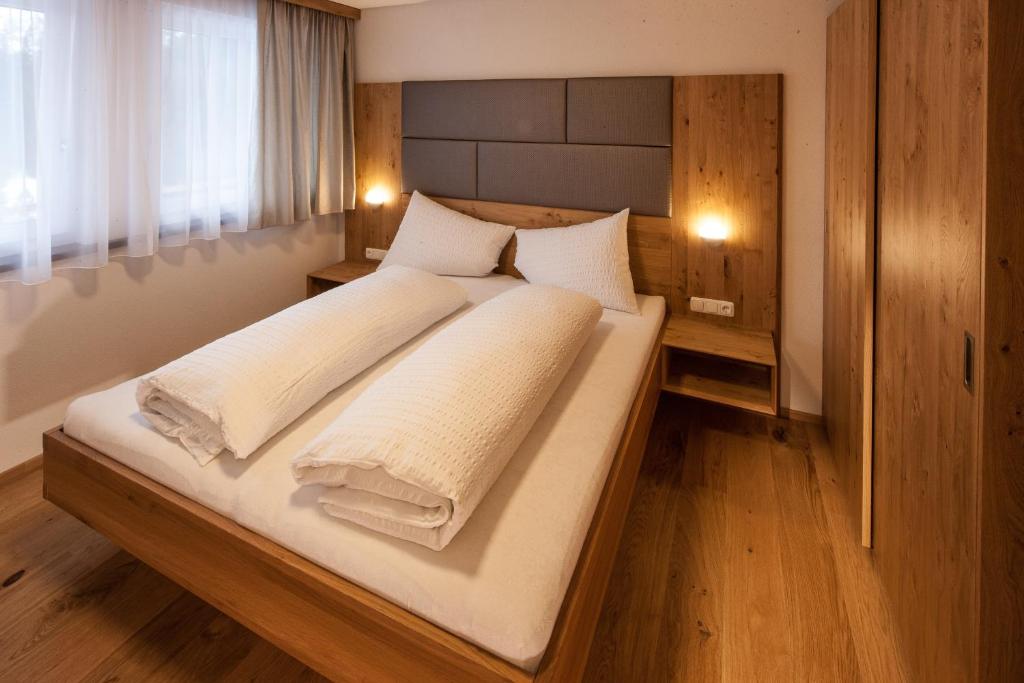 Postel nebo postele na pokoji v ubytování Hotel Sonnalpen