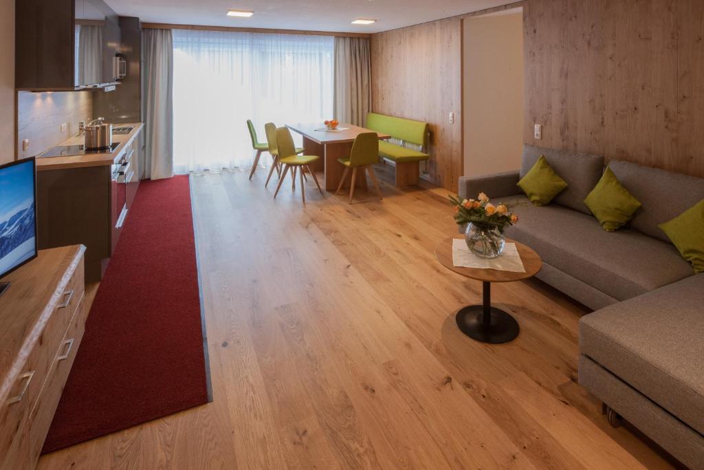 TV a/nebo společenská místnost v ubytování Hotel Sonnalpen