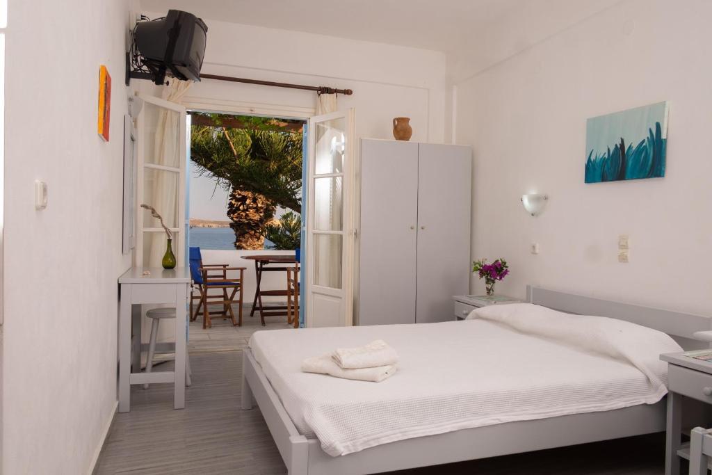 1 dormitorio con cama y mesa con vistas en Nikoleta's Studios en Drios