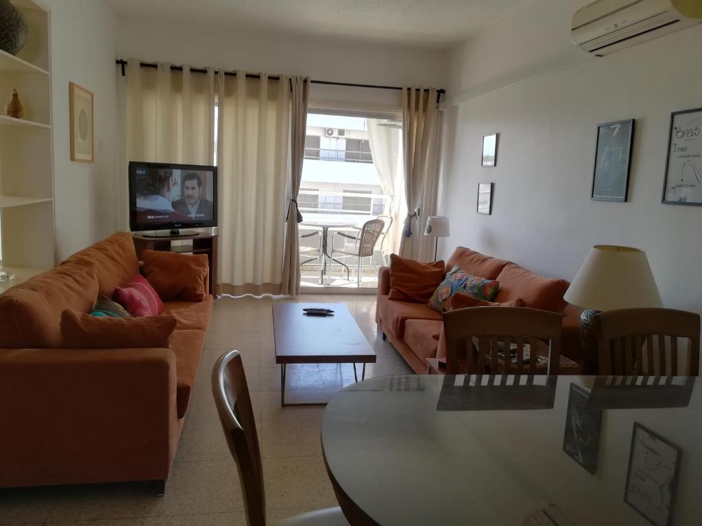 ein Wohnzimmer mit einem Sofa und einem Tisch in der Unterkunft Sevi's Place, 3 Bedroom Flat, 110 s.m in Larnaka