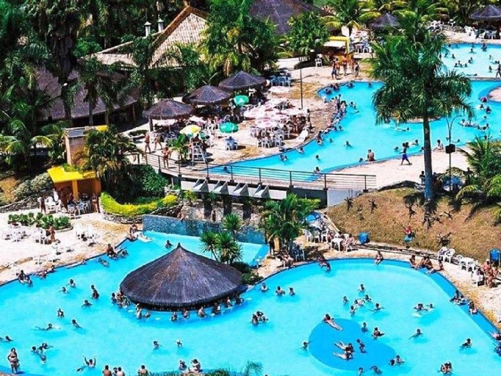 an overhead view of a pool at a resort at Aldeia das Águas Park Resort in Barra do Piraí