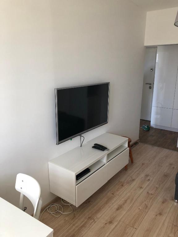 TV a/nebo společenská místnost v ubytování Apartament Przy Skarpie