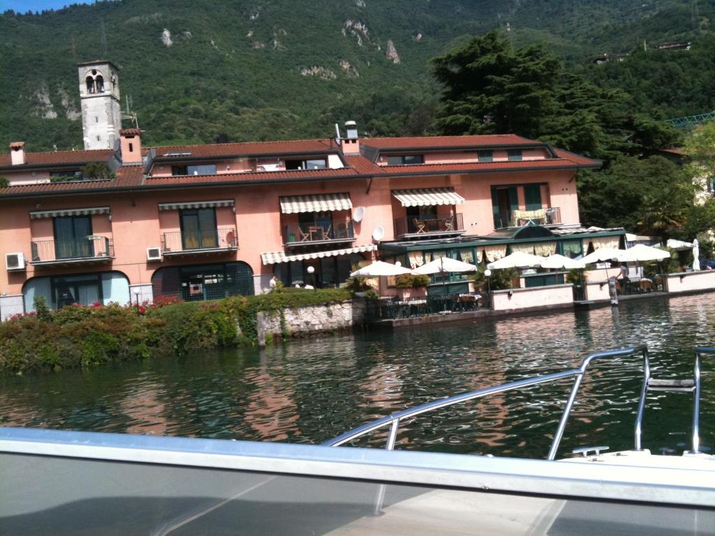 un edificio en el agua frente a un barco en Blue Lake, en Lovere