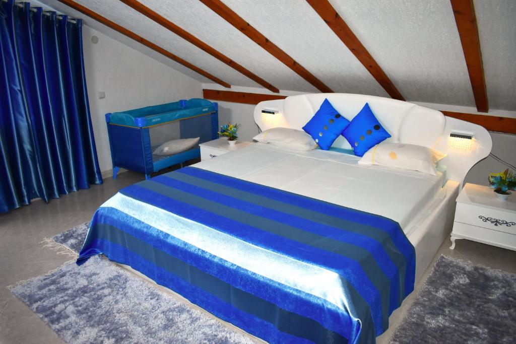 Postel nebo postele na pokoji v ubytování Guest House Aldin