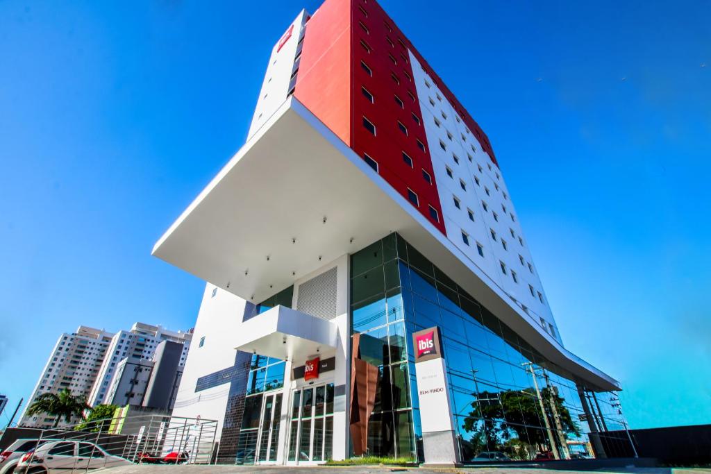 um edifício com um cubo vermelho em cima em ibis Natal em Natal