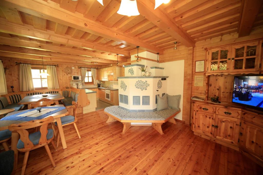 TV a/nebo společenská místnost v ubytování Gasserhütte