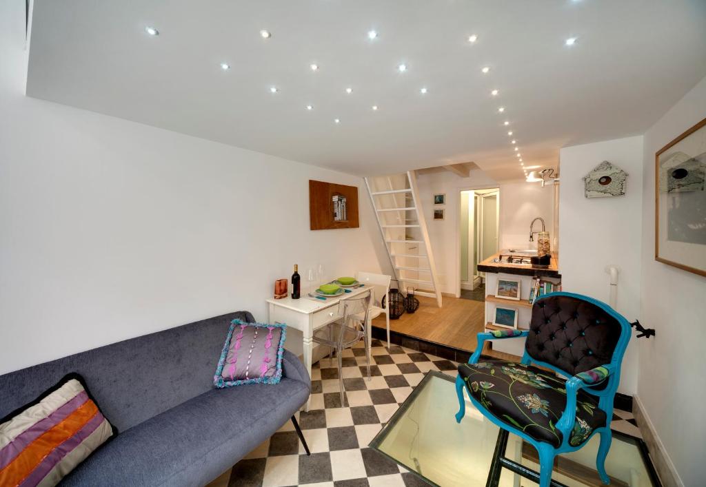 a living room with a couch and a chair at siciliacasevacanze - Marina Domus Depandance in Marina di Ragusa