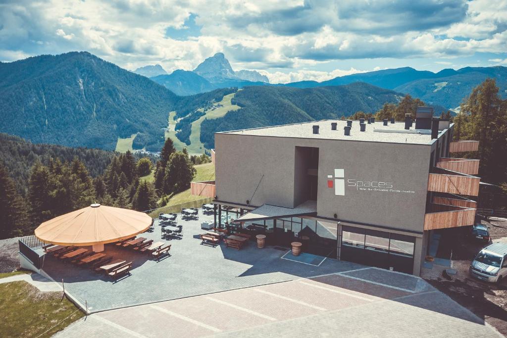 Nespecifikovaný výhled na hory nebo výhled na hory při pohledu z hotelu
