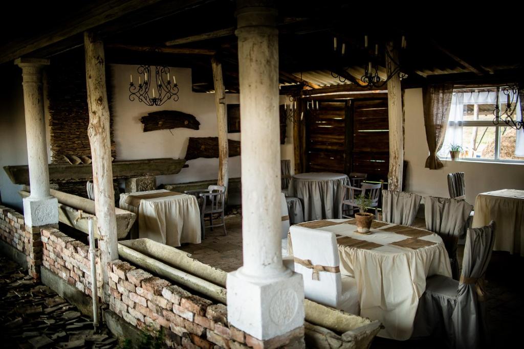 Reštaurácia alebo iné gastronomické zariadenie v ubytovaní Faluhely Major