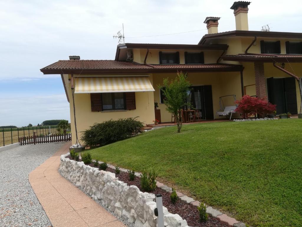 a house with a green lawn in front of it at Mon Refuge Villa Deluxe in Correzzola