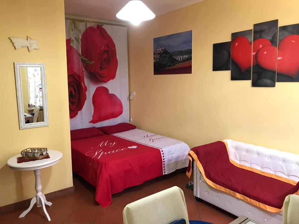 Schlafzimmer mit einem Bett mit roten Herzen an der Wand in der Unterkunft Centralhouse in Spoleto