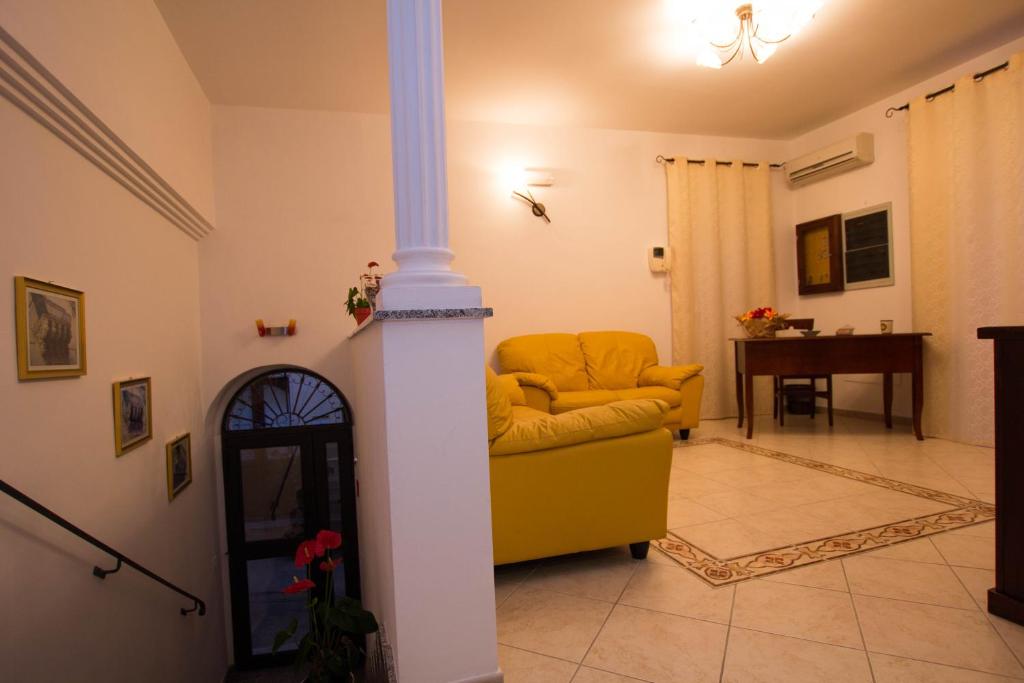 TV a/nebo společenská místnost v ubytování Noto Bedda Bed&Breakfast