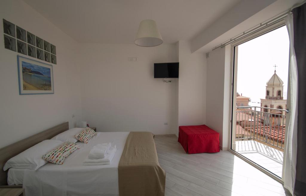 聖塔·馬里亞·迪·卡斯特的住宿－B&B LA PIAZZETTA，一间卧室设有一张床和一个大窗户