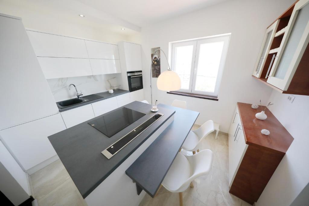 Kuchyňa alebo kuchynka v ubytovaní Apartmani Postimana