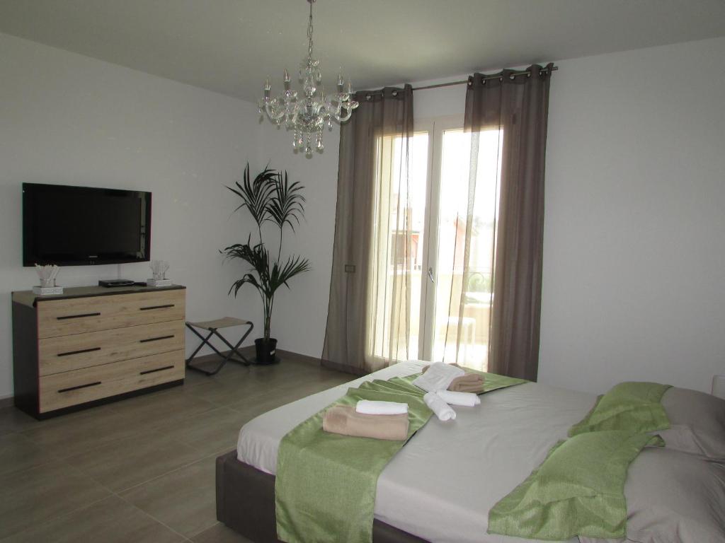 1 dormitorio con 1 cama con TV y vestidor en B&B Bellavista, en Tavullia