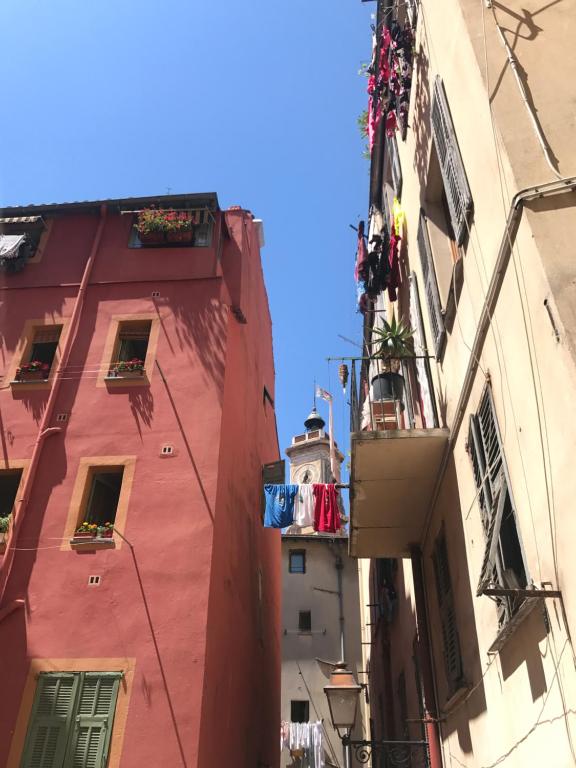 ニースにあるCoeur Vieux Nice Joli traversantの時計塔のある高い赤い建物