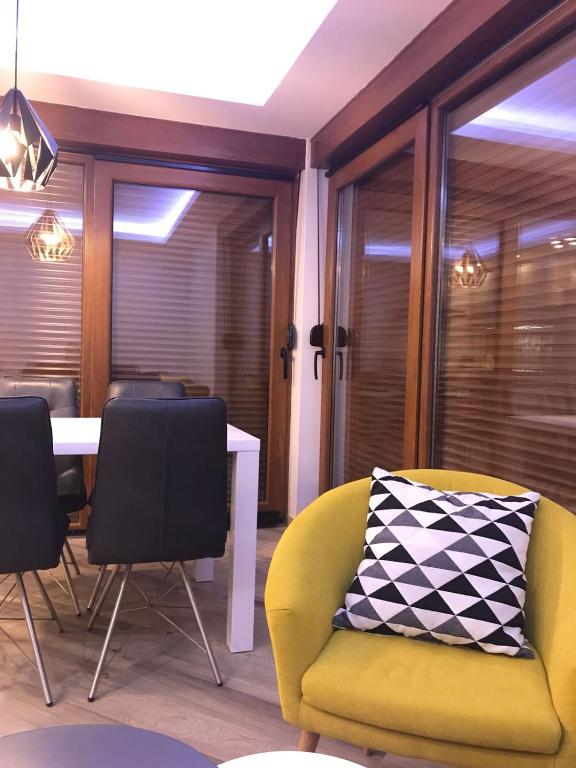 Posedenie v ubytovaní Masanda Luxury Apartments