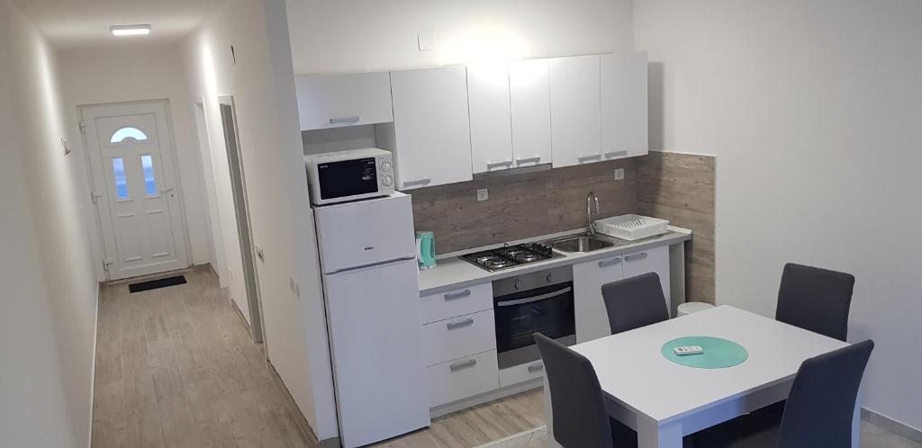 Kuchnia lub aneks kuchenny w obiekcie Gavran Apartment Vinjerac
