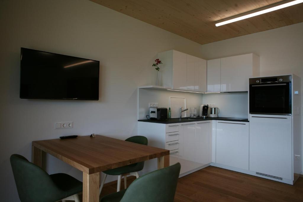Kuchyň nebo kuchyňský kout v ubytování Apart-Faakersee