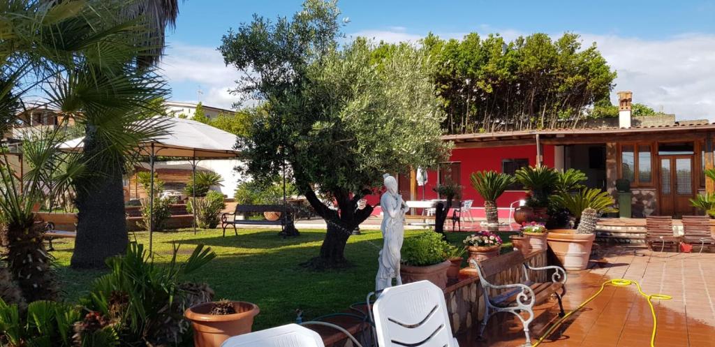 A garden outside L'oasi di Ambra