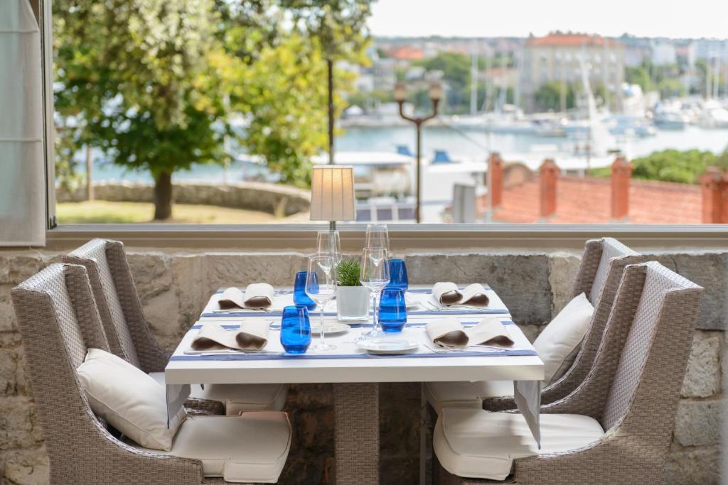 Výhled na řeku, která protéká v blízkosti hotelu