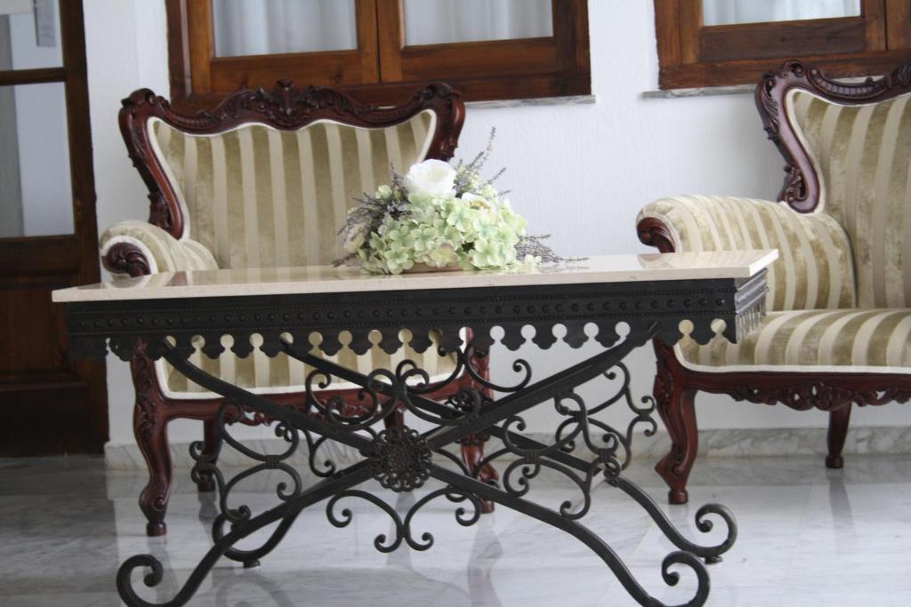 A seating area at Arcos de Montemar
