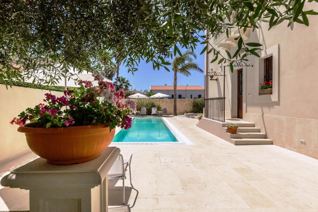 The swimming pool at or close to Villa Raphael