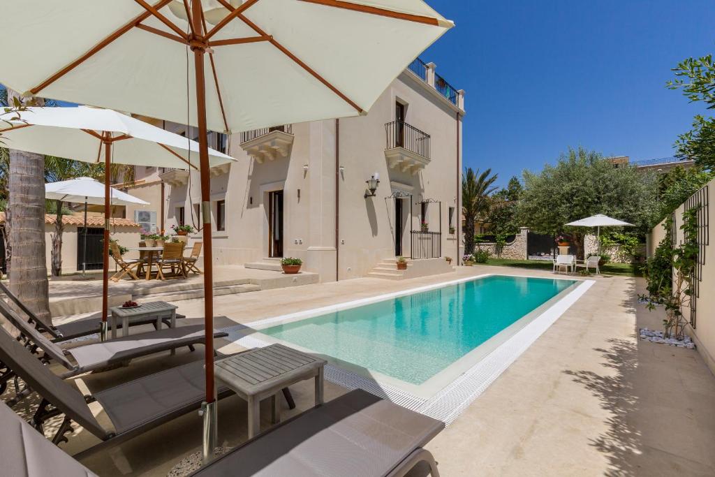 The swimming pool at or close to Villa Raphael