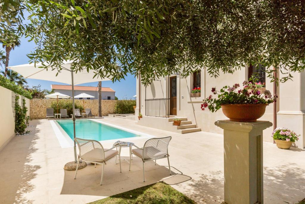 The swimming pool at or close to Villa Raphael