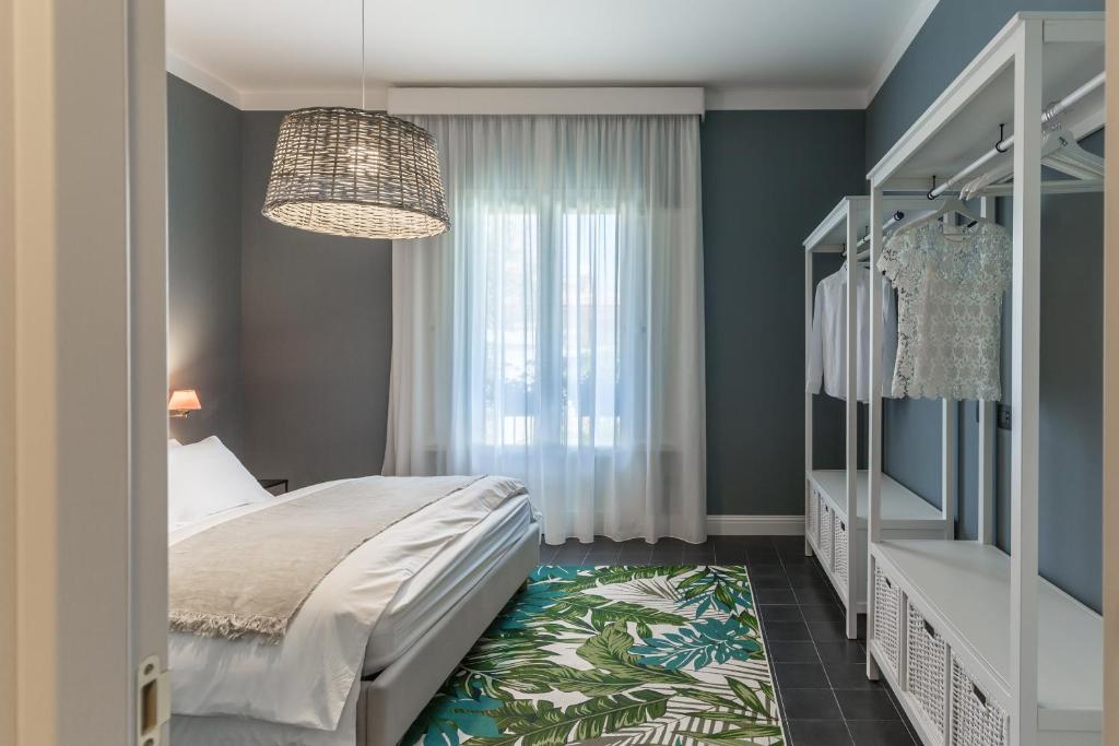 A bed or beds in a room at Villa Raphael