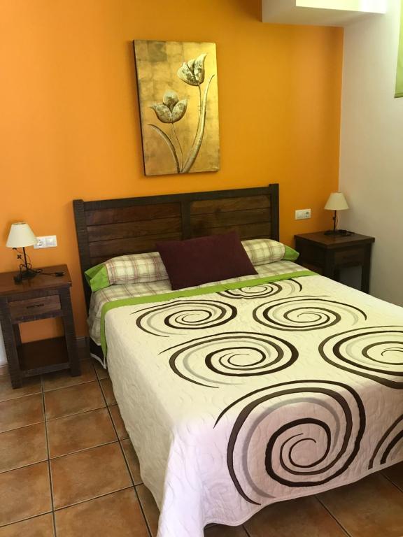 ein Schlafzimmer mit einem Bett und zwei Nachttischen und einem Bett sidx sidx sidx in der Unterkunft Amatista 2 in El Pozo de los Frailes